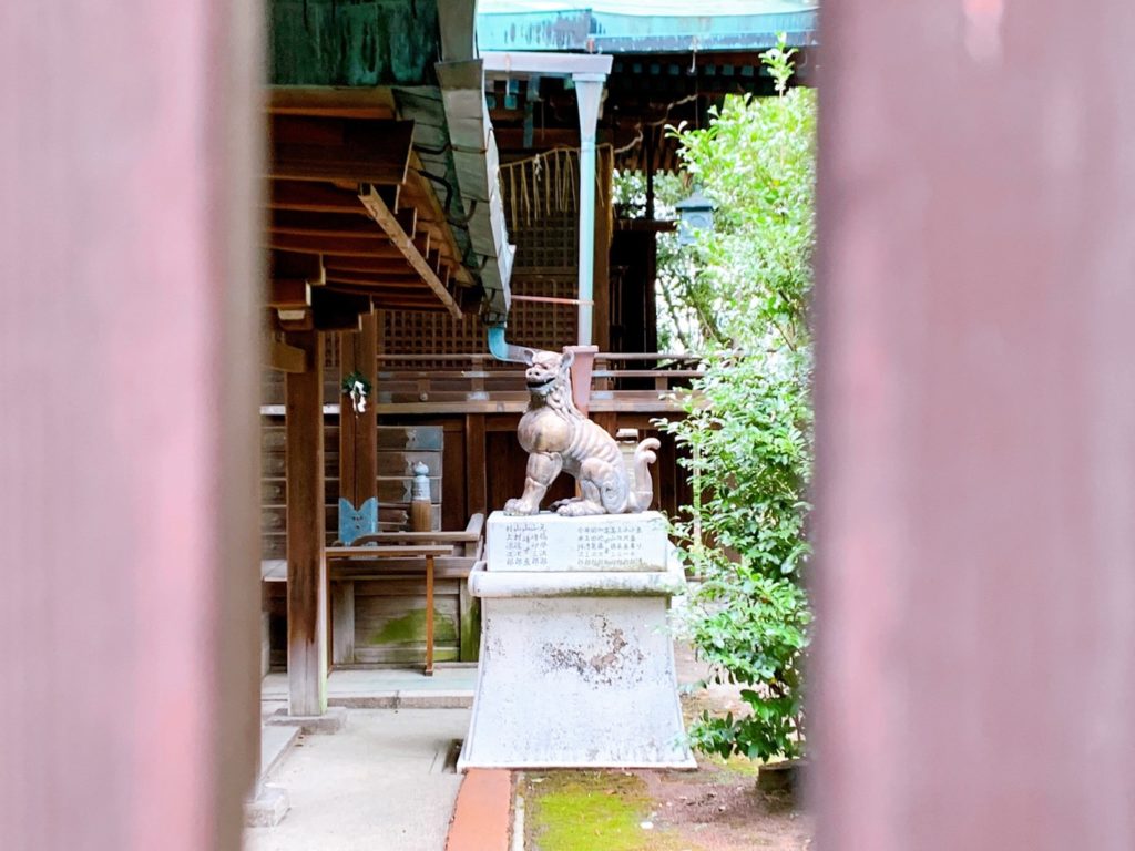 若宮八幡宮　陶器製　獅子　狛犬